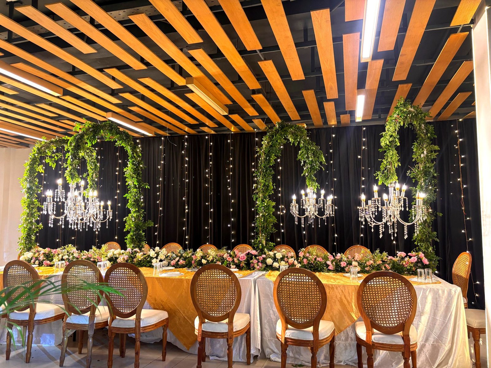 হেড টেবিল ও সবুজায়ন সাজ - Head table with greenery decor