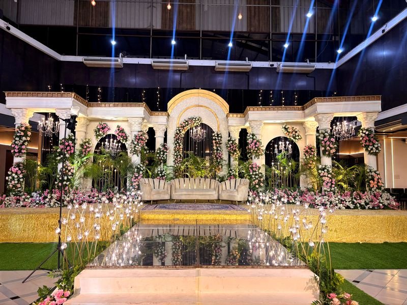মিরর পুল সহ স্টেজ - Stage with mirror pool
