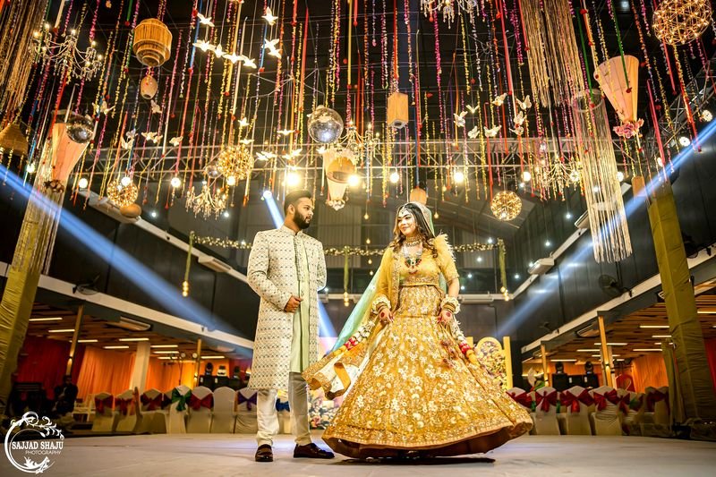 সিলিং ডেকোরের নিচে দম্পতি - Couple under hanging decor