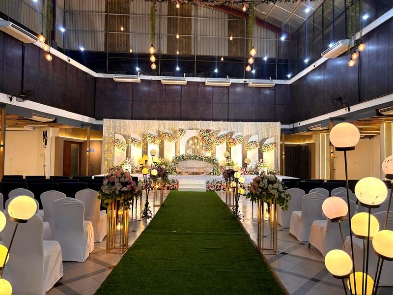 সবুজ আইল ও ফেইরিলাইট - Green aisle with fairy lights